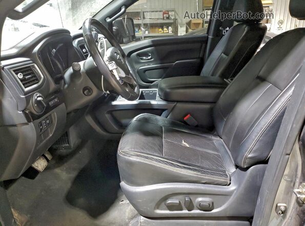 1N6BA1F45JN530004 2018 NISSAN TITAN Серый Вид салона спереди