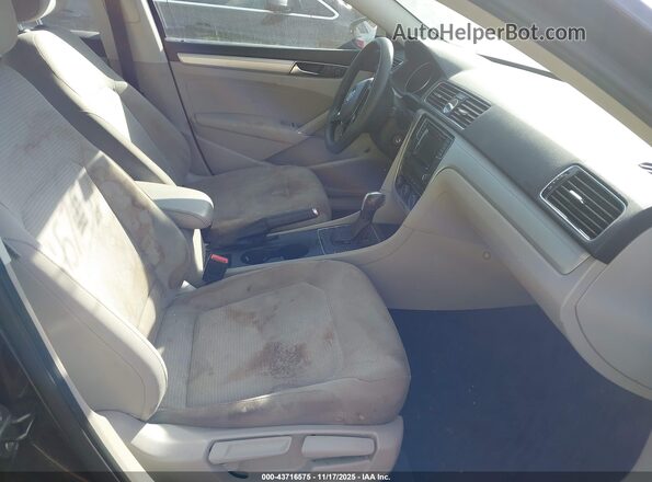 1VWAT7A34HC047357 2017 VOLKSWAGEN PASSAT Черный Вид салона спереди
