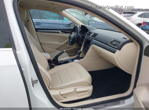 1VWDT7A39HC021592 2017 VOLKSWAGEN PASSAT Белый Вид салона спереди