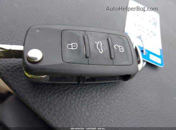 1VWDT7A39HC021592 2017 VOLKSWAGEN PASSAT Белый Вид панели приборов