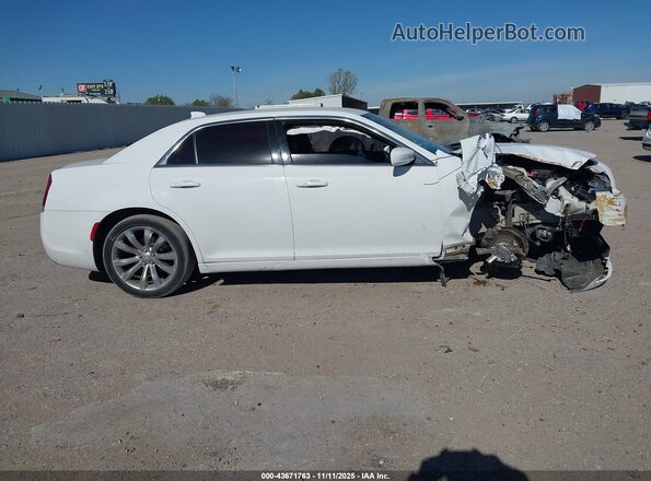 2C3CCAAG8GH313765 2016 CHRYSLER 300 Белый Вид задней части салона