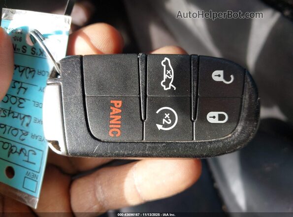 2C3CCABG9GH324921 2016 CHRYSLER 300 Белый Вид панели приборов