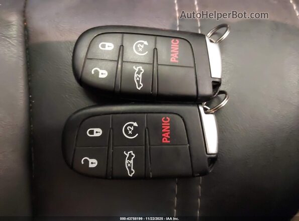 2C3CCAGG2JH130361 2018 CHRYSLER 300 Черный Вид панели приборов