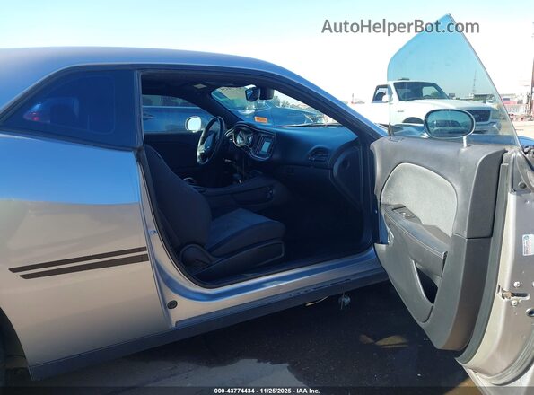 2C3CDZAG6GH336232 2016 DODGE CHALLENGER Серебряный Вид салона спереди