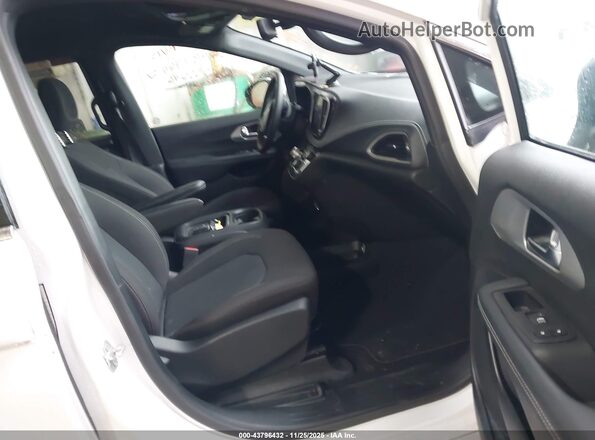 2C4RC1FG3PR555646 2023 CHRYSLER PACIFICA White Front interior view