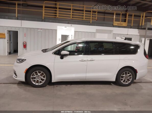 2C4RC1FG3PR555646 2023 CHRYSLER PACIFICA White 360 interior view