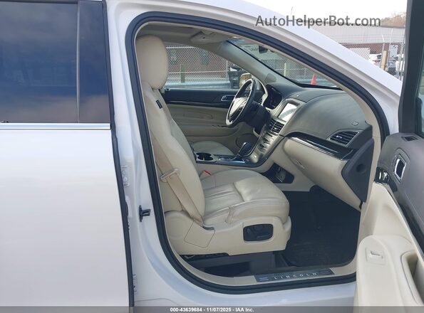 2LMHJ5AT2KBL00694 2019 LINCOLN MKT Белый Вид салона спереди