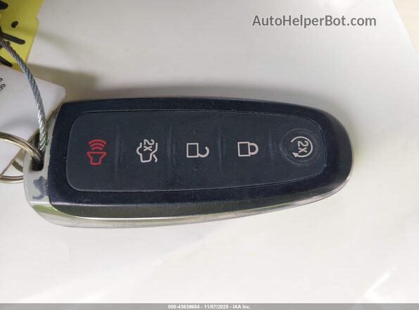 2LMHJ5AT2KBL00694 2019 LINCOLN MKT Белый Вид панели приборов