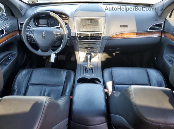2LMHJ5NK2HBL01824 2017 LINCOLN MKT Черный Вид панели приборов