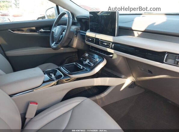 2LMPJ6J91NBL08134 2022 LINCOLN NAUTILUS Кремовый Вид салона спереди