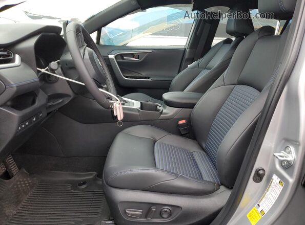 2T3E6RFV8PW044880 2023 TOYOTA RAV4 Silver Widok wnętrza z przodu