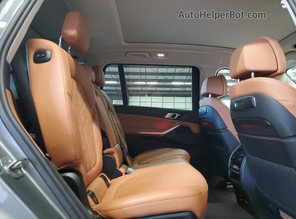 5UX23EM0XP9P24967 2023 BMW X7 Silver Widok komory silnika