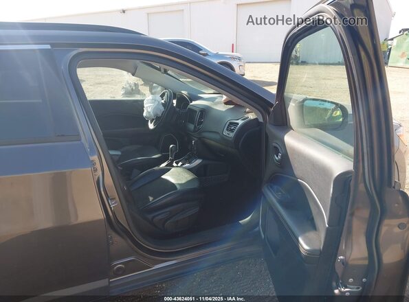 3C4NJDBB4JT176756 2018 JEEP COMPASS Gray Vista interior delantera
