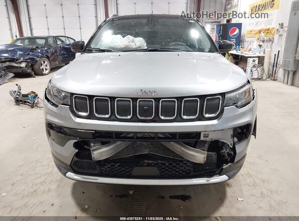 3C4NJDCB4NT189995 2022 JEEP COMPASS Серебряный Вид задней части салона