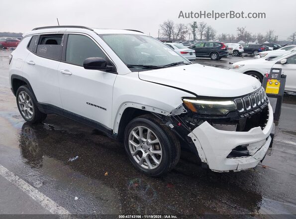 3C4NJDFB9NT216202 2022 JEEP COMPASS White Front right