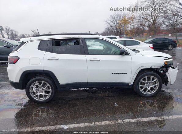 3C4NJDFB9NT216202 2022 JEEP COMPASS White Rear interior view