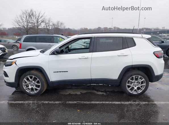 3C4NJDFB9NT216202 2022 JEEP COMPASS White 360 interior view