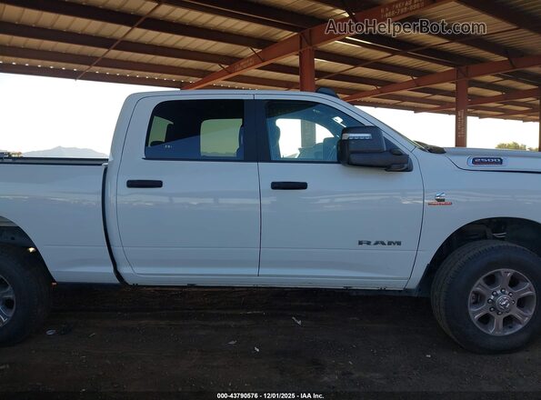 3C6UR5DL2RG136381 2024 RAM 2500 Белый Вид задней части салона