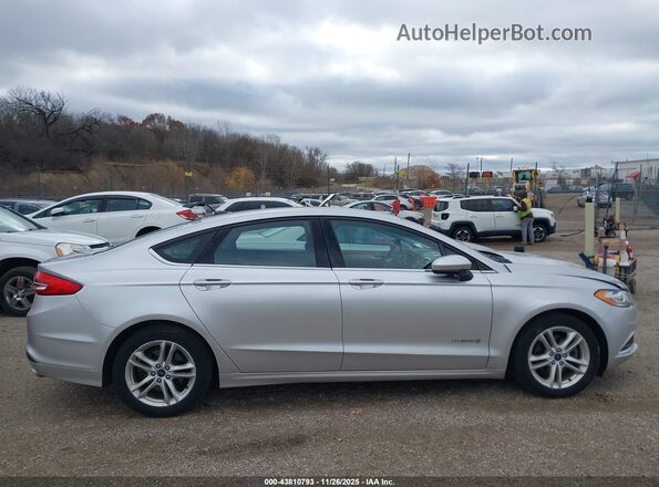 3FA6P0LU1JR221750 2018 FORD FUSION HYBRID Серебряный Вид задней части салона