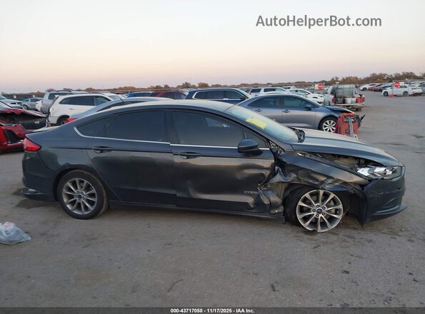 3FA6P0LU2HR195976 2017 FORD FUSION HYBRID Серый Вид задней части салона
