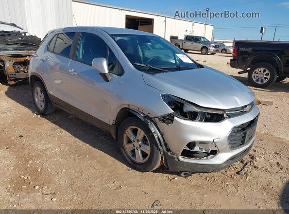 3GNCJKSBXLL195835 2020 CHEVROLET TRAX Серебряный Передняя правая четверть