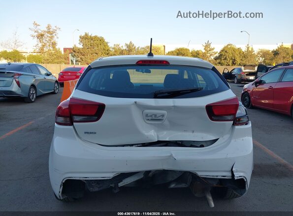 3KPA25AD3PE628908 2023 KIA RIO 5-DOOR Белый Вид спереди