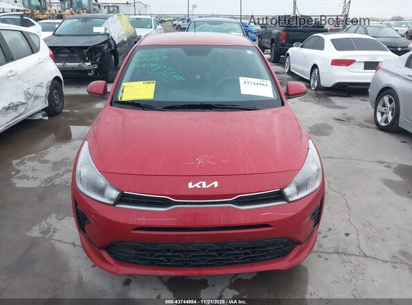 3KPA25AD5PE596348 2023 KIA RIO 5-DOOR Red Widok wnętrza z tyłu
