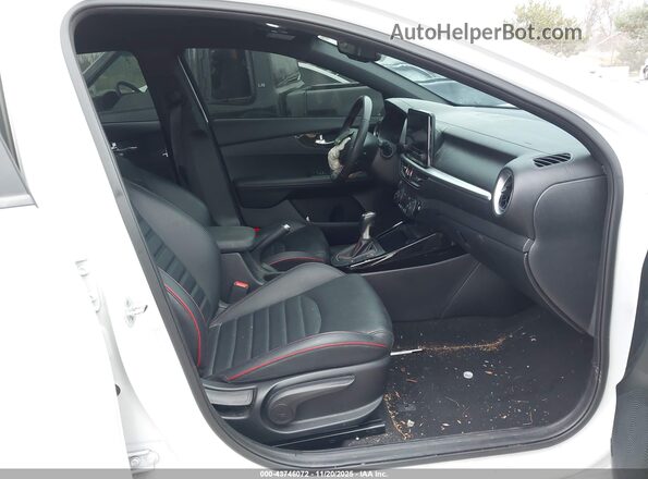 3KPF44AC7NE424305 2022 KIA FORTE Белый Вид салона спереди