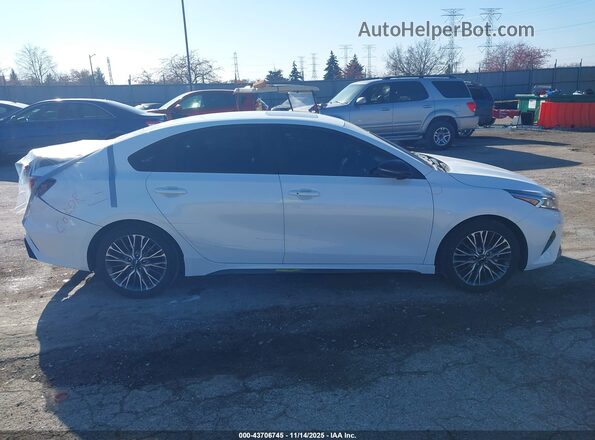 3KPF54AD3NE510331 2022 KIA FORTE White Rear interior view