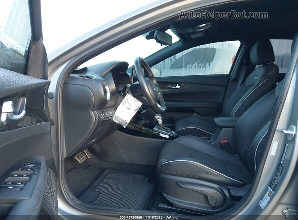 3KPF54AD7NE504533 2022 KIA FORTE Серебряный Вид салона спереди
