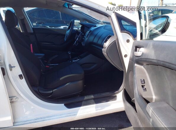 3KPFK4A79JE214436 2018 KIA FORTE Белый Вид салона спереди