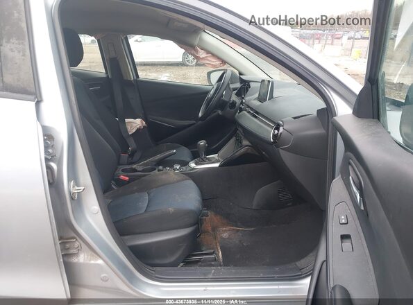 3MYDLBYV0JY325423 2018 TOYOTA YARIS IA Серебряный Вид салона спереди