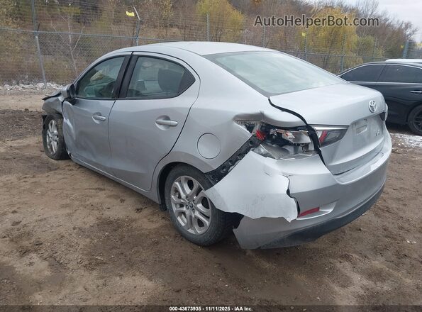 3MYDLBYV0JY325423 2018 TOYOTA YARIS IA Серебряный Задняя левая четверть