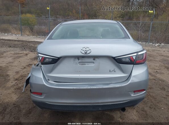 3MYDLBYV0JY325423 2018 TOYOTA YARIS IA Серебряный 