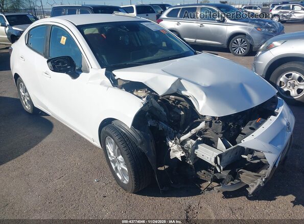 3MYDLBYV7HY156091 2017 TOYOTA YARIS IA White Вид спереду