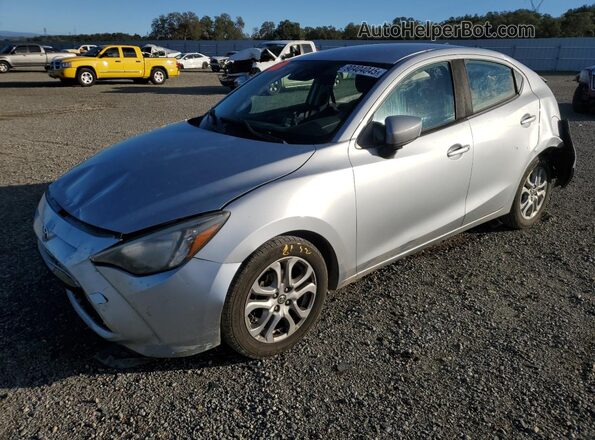 3MYDLBYV8JY322530 2018 TOYOTA YARIS Silver Front left