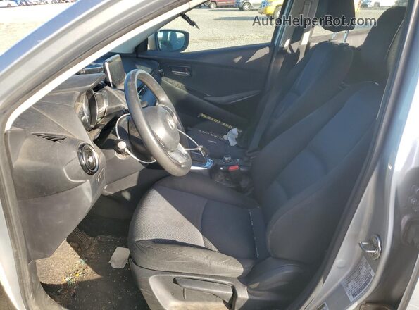 3MYDLBYV8JY322530 2018 TOYOTA YARIS Silver Front interior view