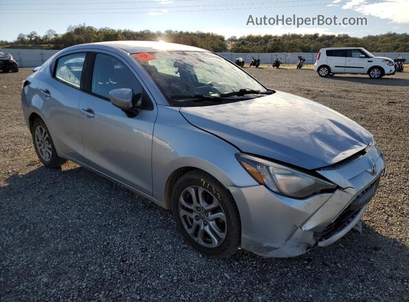 3MYDLBYV8JY322530 2018 TOYOTA YARIS Silver Front right