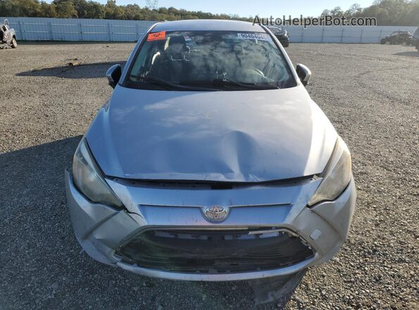3MYDLBYV8JY322530 2018 TOYOTA YARIS Silver Front view