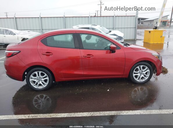 3MYDLBYVXHY171622 2017 TOYOTA YARIS IA Красный Вид задней части салона