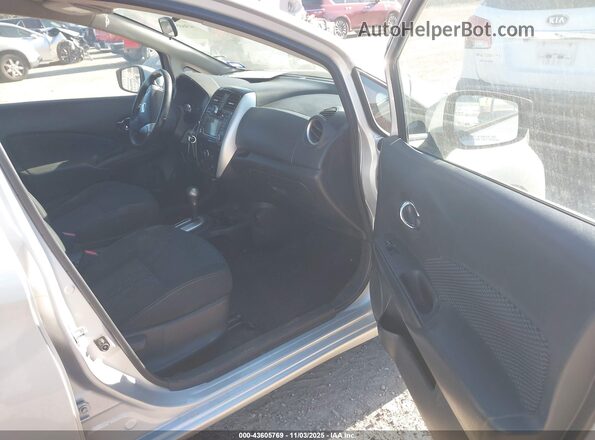 3N1CE2CP8JL360028 2018 NISSAN VERSA NOTE Серебряный Вид салона спереди
