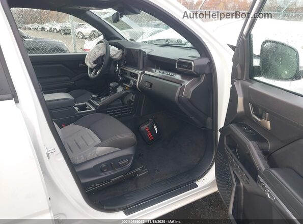 3TYLC5LN8ST023328 2025 TOYOTA TACOMA HYBRID White Vista interior delantera