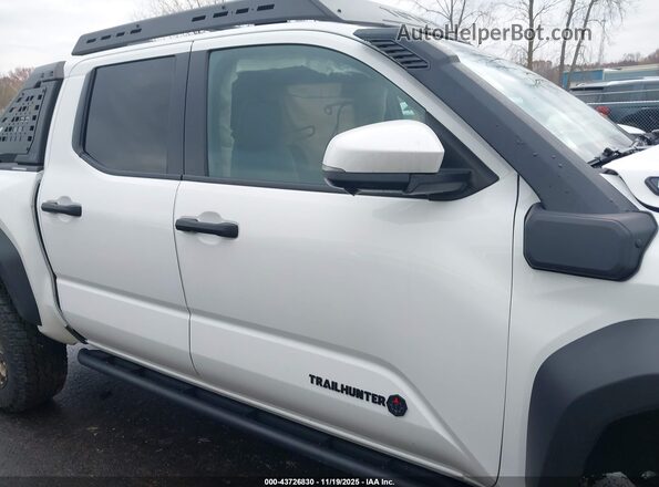3TYLF5LN5RT010215 2024 TOYOTA TACOMA HYBRID White Սալոնի հետևի տեսք