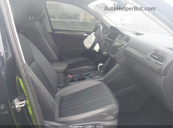 3VV3B7AX3NM062512 2022 VOLKSWAGEN TIGUAN Черный Вид салона спереди