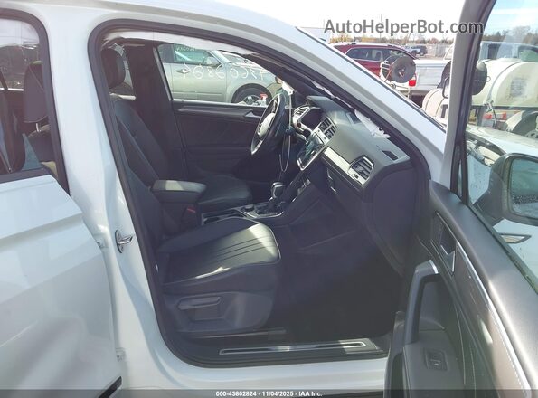 3VV8B7AX0NM066071 2022 VOLKSWAGEN TIGUAN Белый Вид салона спереди