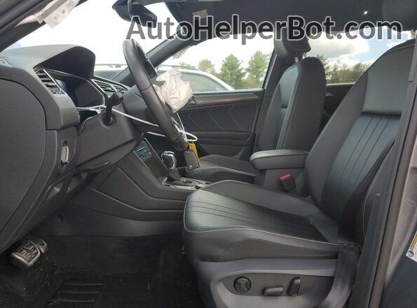 3VV8B7AX1NM158211 2022 VOLKSWAGEN TIGUAN Серый Вид салона спереди
