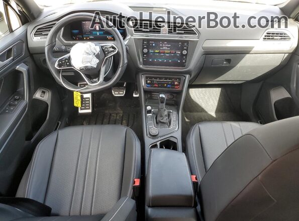 3VV8B7AX1NM158211 2022 VOLKSWAGEN TIGUAN Серый Вид панели приборов