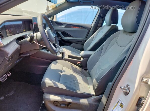 3VVGR7RM0SM014047 2025 VOLKSWAGEN TIGUAN Beige Widok wnętrza z przodu