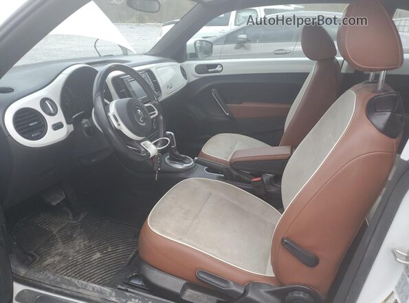 3VWF17AT5HM629896 2017 VOLKSWAGEN BEETLE White Front interior view