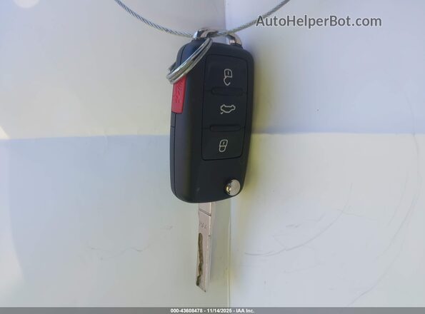 3VWFD7AT2JM704969 2018 VOLKSWAGEN BEETLE Red Vista del salpicadero